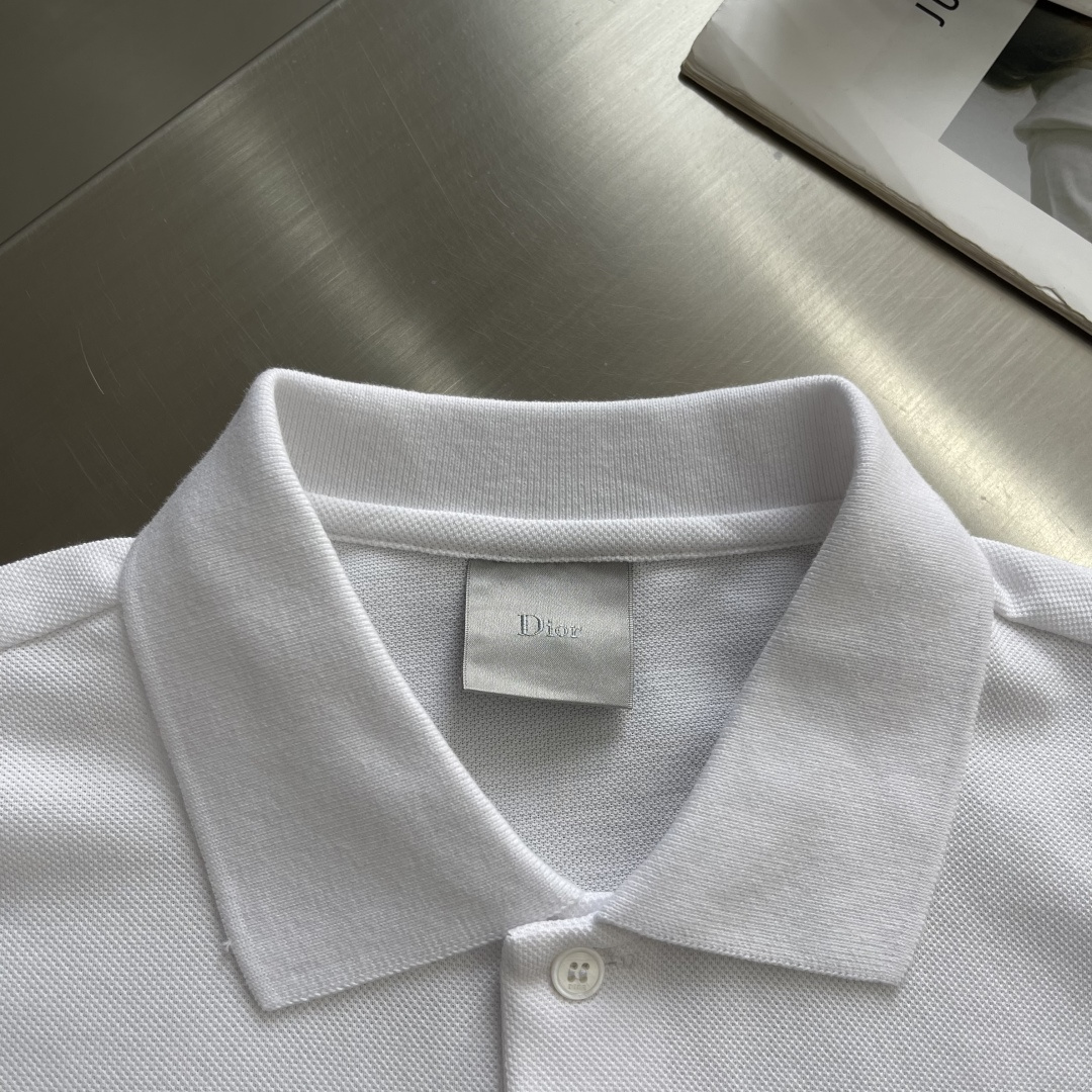 -Dio 新款Polo衫，采用高品质棉质面料，柔软透气，夏天穿超舒服!经典翻领+胸前口袋，袋绣有