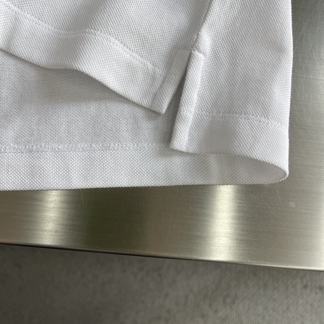 -Dio 新款Polo衫，采用高品质棉质面料，柔软透气，夏天穿超舒服!经典翻领+胸前口袋，袋绣有