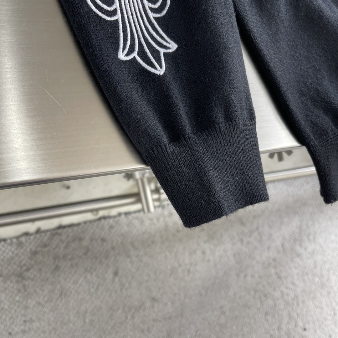 -CH 克罗心 26SS卷轴绣花毛衣精选高品质的羊毛与羊绒原料，按照一定的比例进行混纺。羊毛提供保暖性和