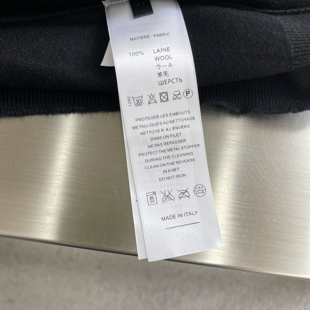 -CH 克罗心 26SS卷轴绣花毛衣精选高品质的羊毛与羊绒原料，按照一定的比例进行混纺。羊毛提供保暖性和