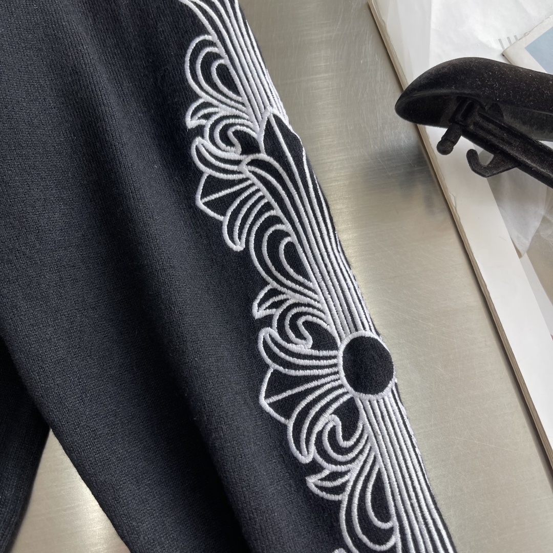 -CH 克罗心 26SS卷轴绣花毛衣精选高品质的羊毛与羊绒原料，按照一定的比例进行混纺。羊毛提供保暖性和