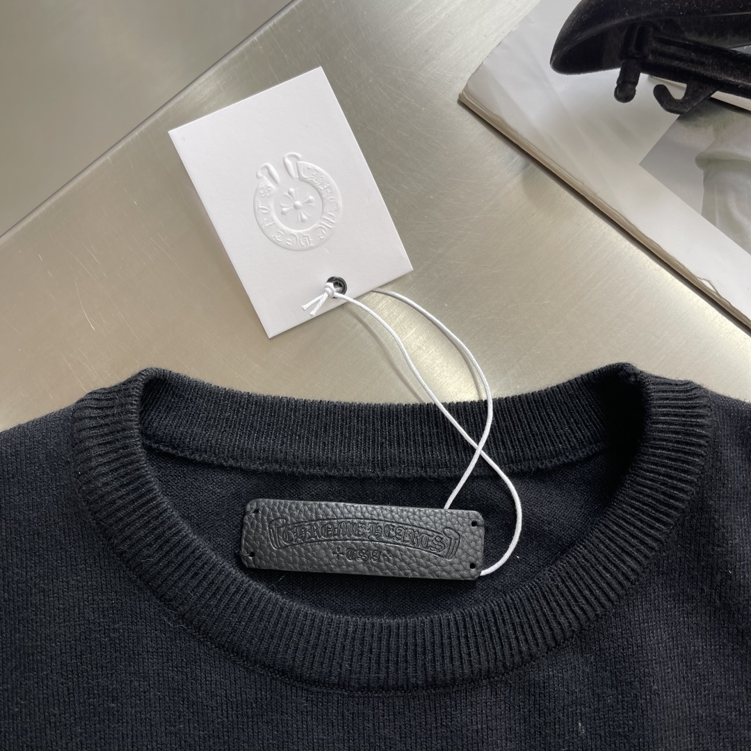 -CH 克罗心 26SS卷轴绣花毛衣精选高品质的羊毛与羊绒原料，按照一定的比例进行混纺。羊毛提供保暖性和