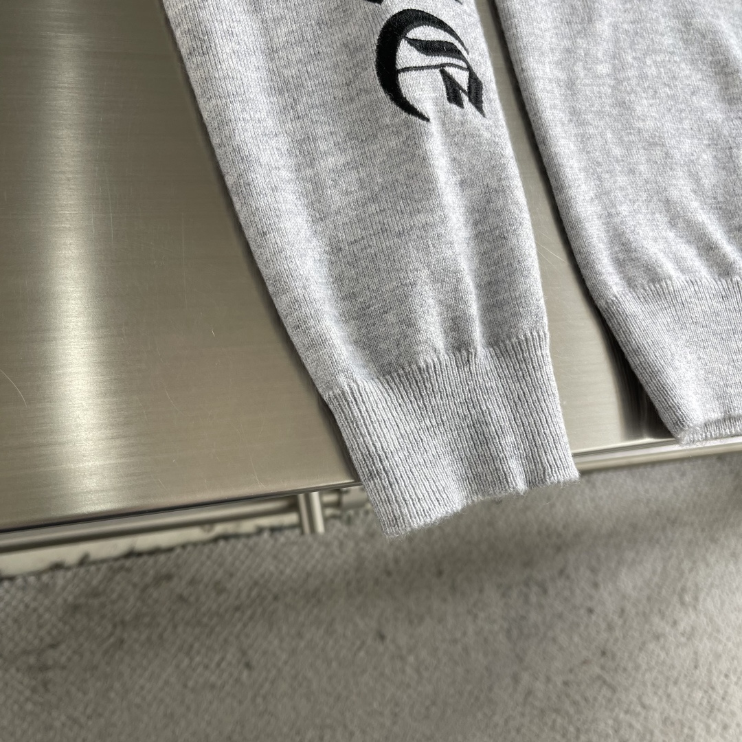 -CH 克罗心 26SS卷轴绣花毛衣精选高品质的羊毛与羊绒原料，按照一定的比例进行混纺。羊毛提供保暖性和