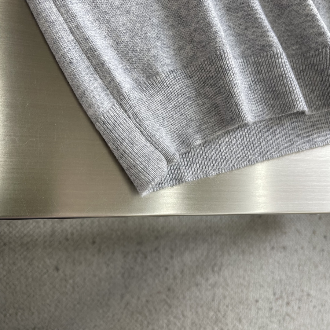 -CH 克罗心 26SS卷轴绣花毛衣精选高品质的羊毛与羊绒原料，按照一定的比例进行混纺。羊毛提供保暖性和