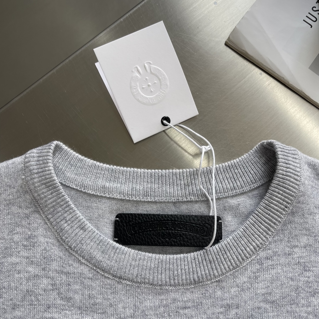 -CH 克罗心 26SS卷轴绣花毛衣精选高品质的羊毛与羊绒原料，按照一定的比例进行混纺。羊毛提供保暖性和