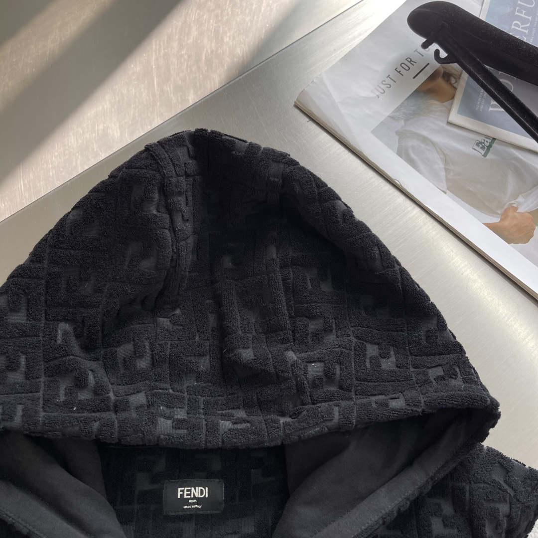 -FEND 满印运动衫100%棉材质。这款运动衫采用100%棉的FF毛巾布材质，柔软舒适，透气性好，非常