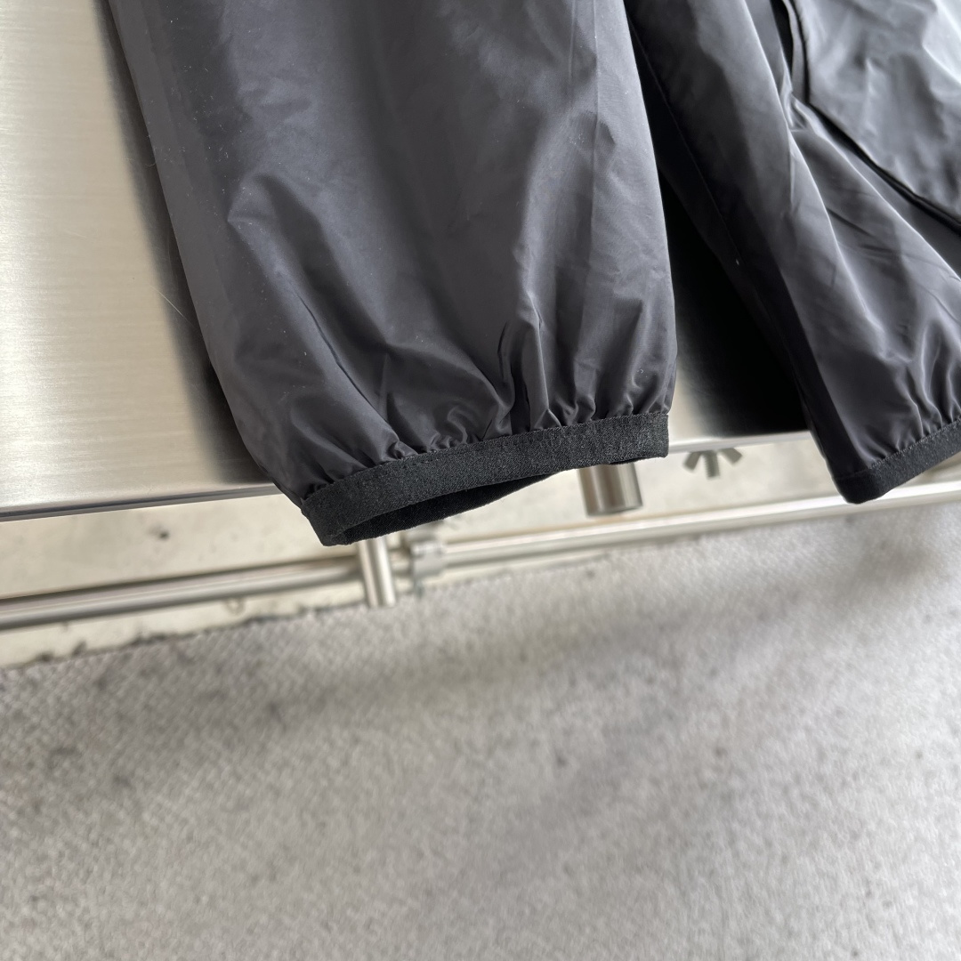 -mon 印花连帽夹克采用高密度的锦纶制成的轻盈尼龙面料，使其极致的轻量化，同时又极具耐磨性和抗撕裂性。