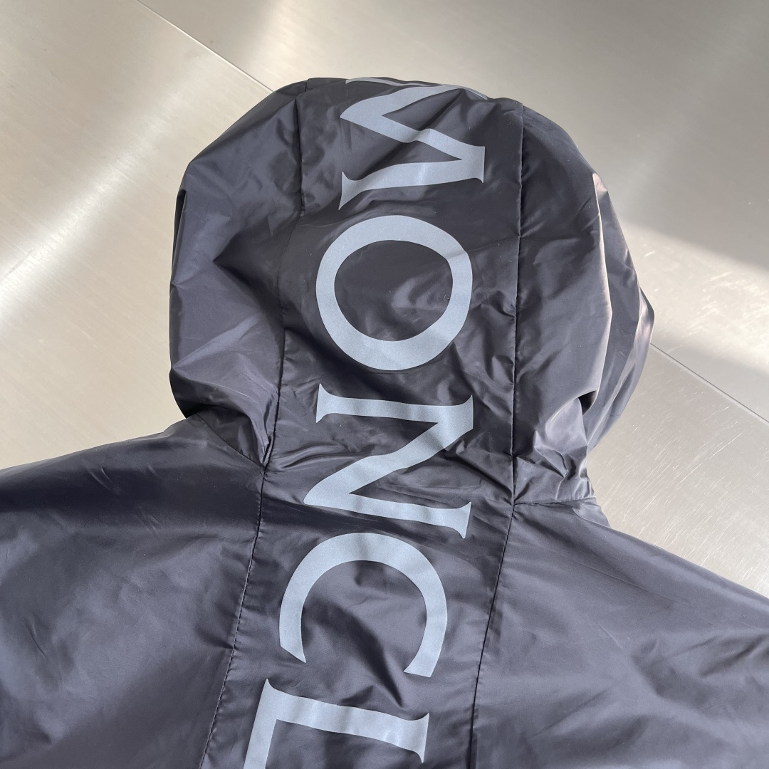 -mon 印花连帽夹克采用高密度的锦纶制成的轻盈尼龙面料，使其极致的轻量化，同时又极具耐磨性和抗撕裂性。