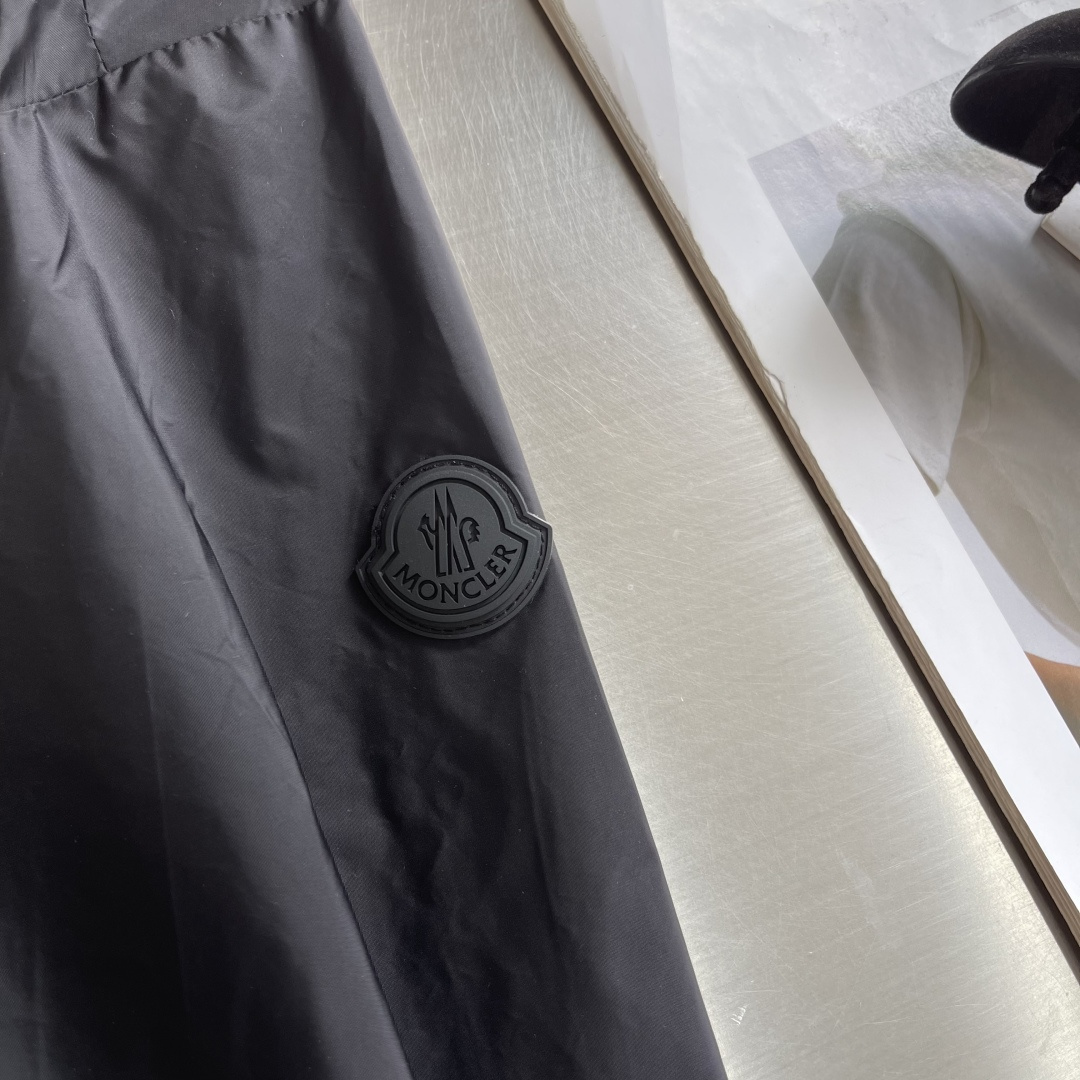 -mon 印花连帽夹克采用高密度的锦纶制成的轻盈尼龙面料，使其极致的轻量化，同时又极具耐磨性和抗撕裂性。