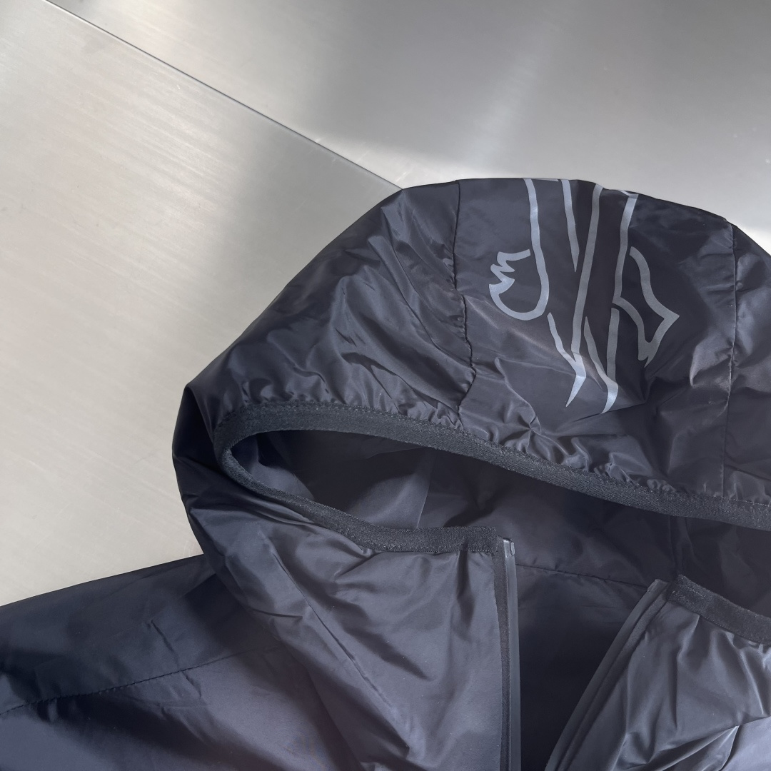 -mon 印花连帽夹克采用高密度的锦纶制成的轻盈尼龙面料，使其极致的轻量化，同时又极具耐磨性和抗撕裂性。