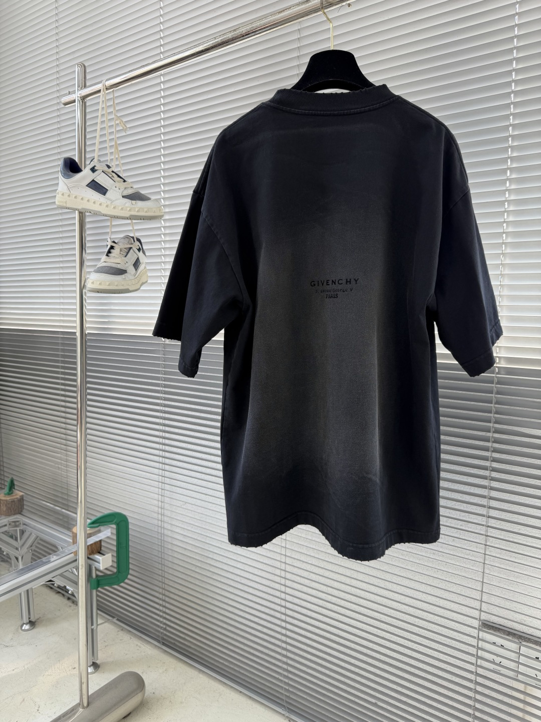 -GVC 26春夏新品宽松版型短袖T恤，采用定制340g高克重棉面料，非常有质感，胸口重工植绒字母Log