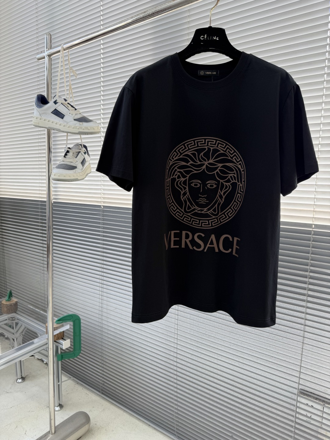 NO:743521,The highest version on the market, the girl will inspect the goods, trim the three marks on the threads, and ship the goods. You can send pictures and take videos. If you want quality or service, please add me on WeChat. We will not accept urgent orders. -VERSAC 2026 new printed round neck short-sleeved T-shirts are available for pre-sale!  Made of pure cotton double yarn fabric, it feels soft and delicate, the color and gloss are super positive, and the upper body is comfortable and breathable!  Customized threads on the neckline, precision double-needle patchwork, through-shoulder zipper chain bottom, durable and non-deformable, with first-class texture!  This classic round-neck T-shirt is decorated with a highly recognizable logo print on the chest. The three-dimensional and fine detail processing injects a casual charm into the whole, casual and natural, and highly recognizable!  Produced by a large factory, with fine workmanship and complete three standards!  Classic round neck basic model, the version is quite wide and full!  The upper body is fashionable, relaxed and stylish, and the atmosphere is instantly filled!  Same style for men and women!  Size S-XXL, Versace-clothing,versace,versace,T-shirt,tees,t-shirt,19860909市面最高版本小妹验货、修剪线头上三标、发货可发图及拍视频,要品质要服务的加我微信,不接急单. -VERSAC 2026新款印花圆领短袖T恤预售出货！ 纯棉双纱面料,手感柔软细腻,颜色光泽度都超正,上身舒适透气！领口定织螺纹,精密双针拼缝,通肩拉锁链底耐穿不变形,质感一流！ 这款经典的圆领 T 恤胸前饰有高辨识度的logo印花,立体精细的细节处理,为整体注入一分闲适韵味,休闲自然,超高辨识度！ 大厂出品,做工精细,三标齐全！ 经典圆领基础款,版型挺阔饱满！ 上身时髦 轻松有格调 氛围感一下子拉满！ 男女同款！ 码数S-XXL,范思哲-服装,versace,versace,T-shirt,tees，t-shirt,,Women's clothing