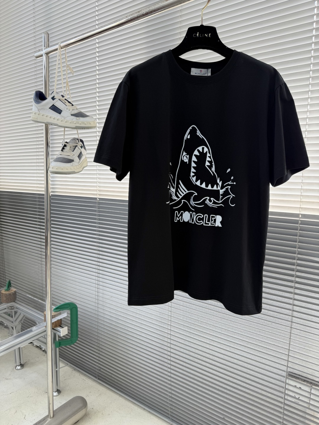 -mon 2026新款印花圆领短袖T恤采用纯棉双纱面料，手感柔软细腻，颜色光泽度都超正，上身舒适透气！领