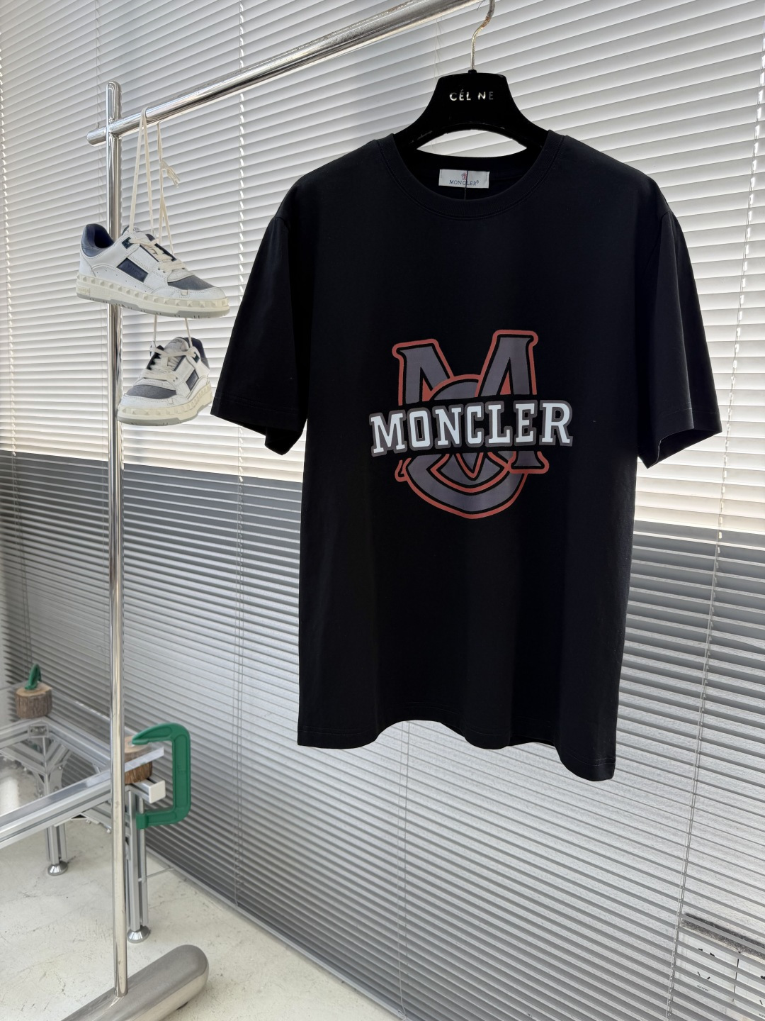 NO:743493,The highest version on the market, the girl will inspect the goods, trim the three marks on the threads, and ship the goods. You can post pictures and take videos. If you want quality or service, please add me on WeChat. We will not accept urgent orders. -mon 2026 new printed round neck short-sleeved T-shirt is pre-sold and shipped!  Made of pure cotton double yarn fabric, it feels soft and delicate, the color and gloss are super positive, and the upper body is comfortable and breathable!  Customized threads on the neckline, precision double-needle patchwork, through-shoulder zipper chain bottom, durable and non-deformable, with first-class texture!  This classic round neck T-shirt is decorated with a highly recognizable snail logo print on the chest. The three-dimensional and fine detail processing injects a casual charm into the whole, casual and natural, and highly recognizable!  Produced by a large factory, with fine workmanship and complete three standards!  Classic round neck basic model, the version is quite wide and full!  The upper body is fashionable, relaxed and stylish, and the atmosphere is instantly filled!  Same style for men and women!  Size S-XXL, mask-clothing, Moncler, T-shirt, tees, t-shirt,19860909市面最高版本小妹验货、修剪线头上三标、发货可发图及拍视频,要品质要服务的加我微信,不接急单. -mon 2026新款印花圆领短袖T恤预售出货！ 纯棉双纱面料,手感柔软细腻,颜色光泽度都超正,上身舒适透气！领口定织螺纹,精密双针拼缝,通肩拉锁链底耐穿不变形,质感一流！ 这款经典的圆领 T 恤胸前饰有高辨识度的蜗牛logo印花,立体精细的细节处理,为整体注入一分闲适韵味,休闲自然,超高辨识度！ 大厂出品,做工精细,三标齐全！ 经典圆领基础款,版型挺阔饱满！ 上身时髦 轻松有格调 氛围感一下子拉满！ 男女同款！ 码数S-XXL,蒙口-服装,Moncler,T-shirt,tees，t-shirt,,Women's clothing