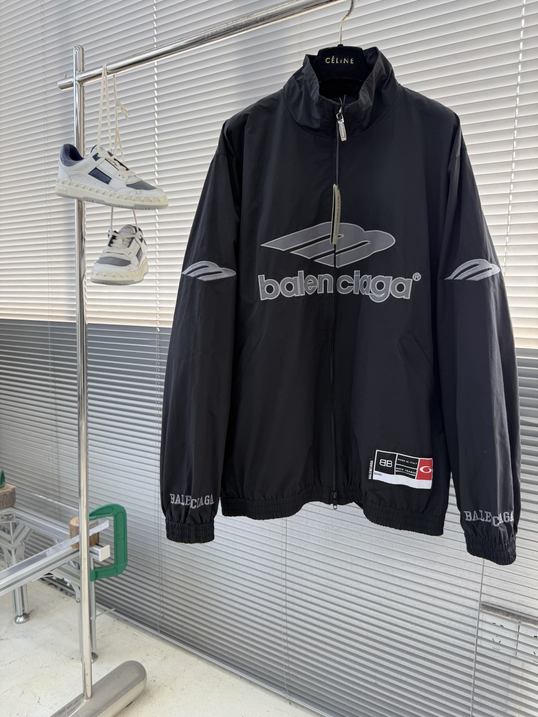 NO:743428,The highest version on the market, the girl will inspect the goods, trim the three marks on the threads, and ship the goods. You can post pictures and take videos. If you want quality and service, please add me on WeChat. We will not accept urgent orders. -Balenciag 3B football jacket is made of 50 cotton nylon technical poplin, which gives the jacket a light and crisp texture and excellent breathability, adapting to the needs of high-intensity sports. The fabric is treated with a special process to be wrinkle-resistant and wear-resistant, while maintaining a soft and skin-friendly wearing experience, blurring the boundaries between functionality and luxury.  The front, back and forearms of the jacket are decorated with theme embroidery through the precise calculation system of Tajima embroidery machine and the even operation of stitches. Abstract sports totems are outlined with polyester fiber embroidery thread. The pattern details incorporate multiple elements to enhance recognition. High-functional design details. The double-headed zipper opening and closing can flexibly adjust the shape of the collar, unlocking the possibility of wearing in multiple scenes - the high collar mode can resist the cold wind, and the pull-down zipper can instantly switch to lazy street style.  The three-dimensional long sleeves are designed to fit the smooth lines of the arms, and the cuffs and waist are gathered together to enhance the sense of wrapping and maintain a neat silhouette during exercise. The embroidery process at the placket is close-fitting and the process is complex and difficult to restore. Size S M L XL Size Length Bust Shoulder Width S71.5 156 50 M 73160 51 L74.5 164 52 XL 76168  53, Balenciaga-clothing,balenciaga,balenciaga,jackets & coats,jackets & coats,19860909市面最高版本小妹验货、修剪线头上三标、发货可发图及拍视频,要品质要服务的加我微信,不接急单. -Balenciag 3B足球夹克外套 采用50棉锦纶科技府绸,赋予夹克轻盈挺括的质感与卓越的透气性,适应高强度运动需求.面料经特殊工艺处理,抗皱耐磨,同时保持柔软亲肤的穿着体验,模糊功能与奢华的界限.  夹克正背面和小臂处均通过田岛绣花机精密的计算系统和针脚均匀运作饰以主题刺绣.以聚酯纤维绣线勾勒抽象化的运动图腾.图案细节融合多种元素,提升辨识度. 高机能设计细节 双头拉链开合灵活调节领口形态,解锁多场景穿搭可能——高领模式抵御寒风,下拉拉链瞬间切换慵懒街头风.  立体剪裁长袖贴合手臂线条的流畅设计,袖口与腰围 缩褶工艺 增强包裹感,运动中亦保持利落轮廓.  门襟处的绣花工艺 贴合密切 工艺比较复杂 还原难度高 码数S M L XL 尺码衣长胸围肩宽 S71.5 156 50 M 73160 51 L74.5 164 52 XL 76168 53,巴黎世家-服装,balenciaga,balenciaga,jackets & coats,jackets & coats,,Women's clothing