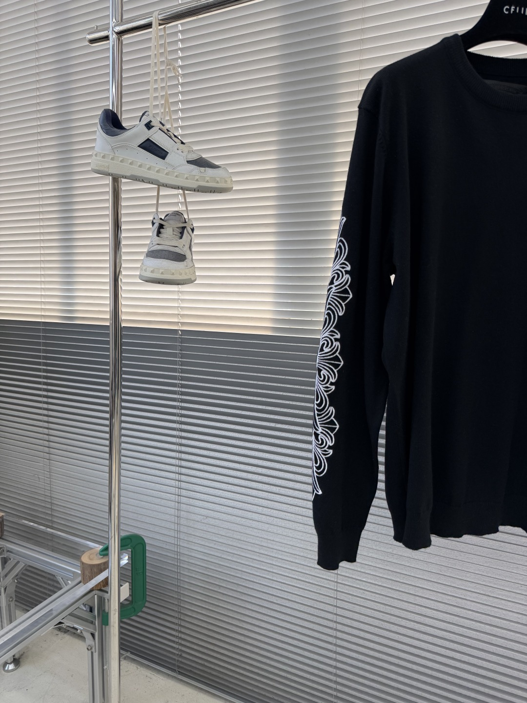 -CH 克罗心 26SS卷轴绣花毛衣精选高品质的羊毛与羊绒原料，按照一定的比例进行混纺。羊毛提供保暖性和