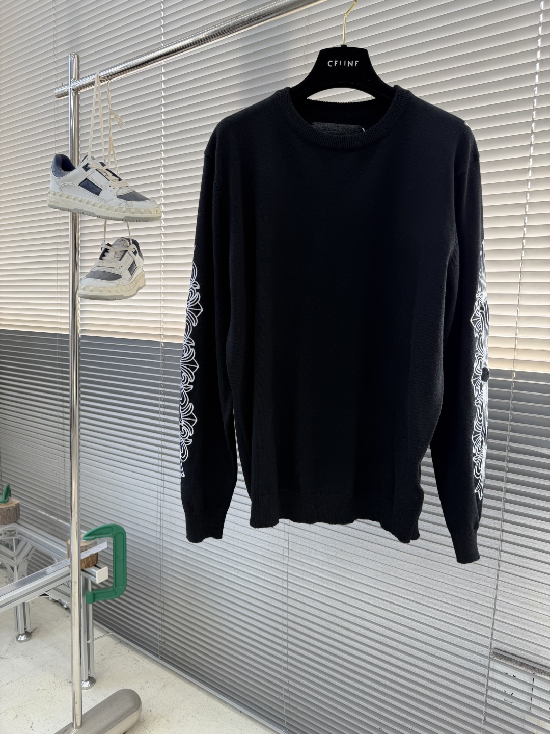 -CH 克罗心 26SS卷轴绣花毛衣精选高品质的羊毛与羊绒原料，按照一定的比例进行混纺。羊毛提供保暖性和