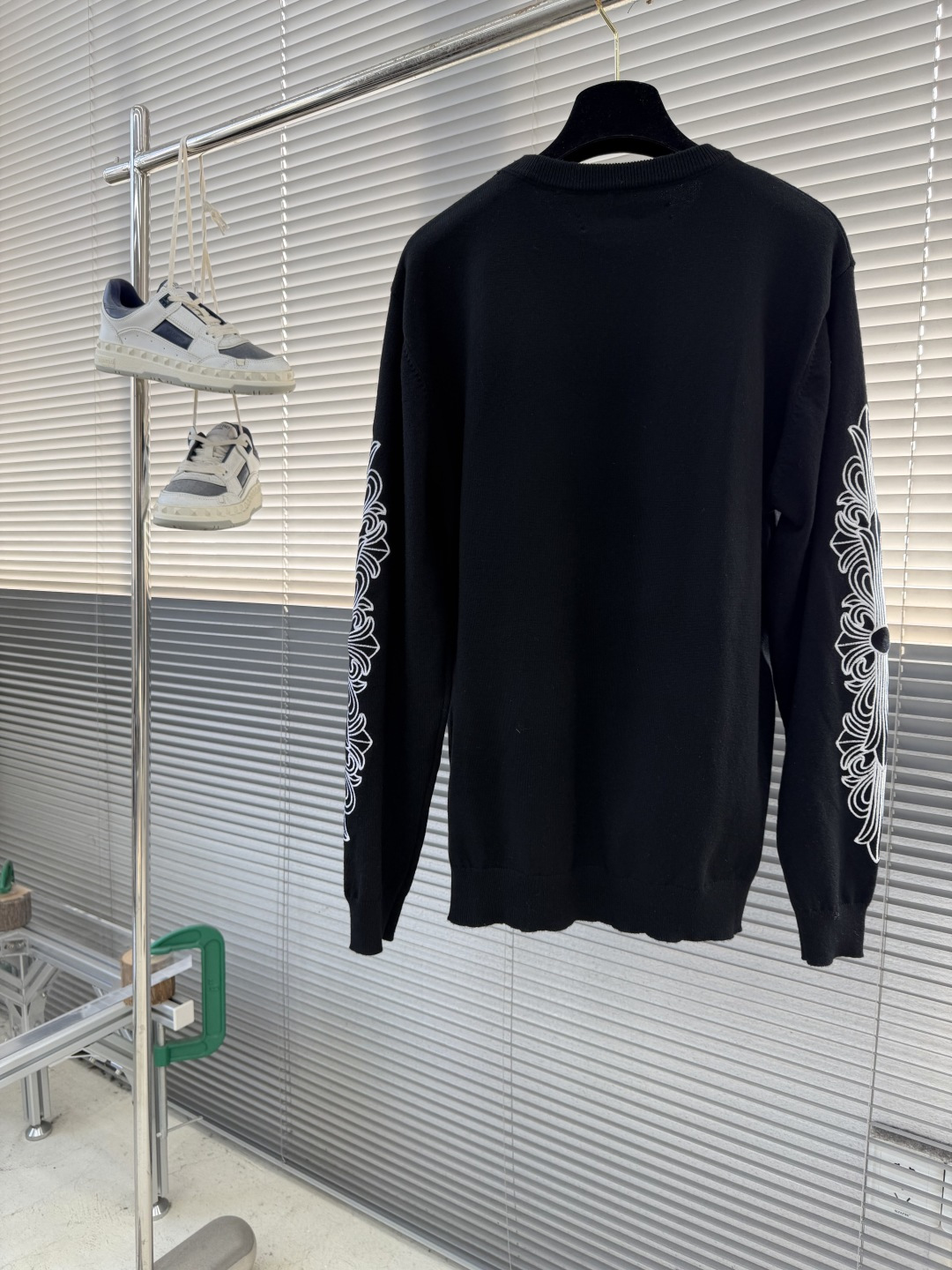 -CH 克罗心 26SS卷轴绣花毛衣精选高品质的羊毛与羊绒原料，按照一定的比例进行混纺。羊毛提供保暖性和