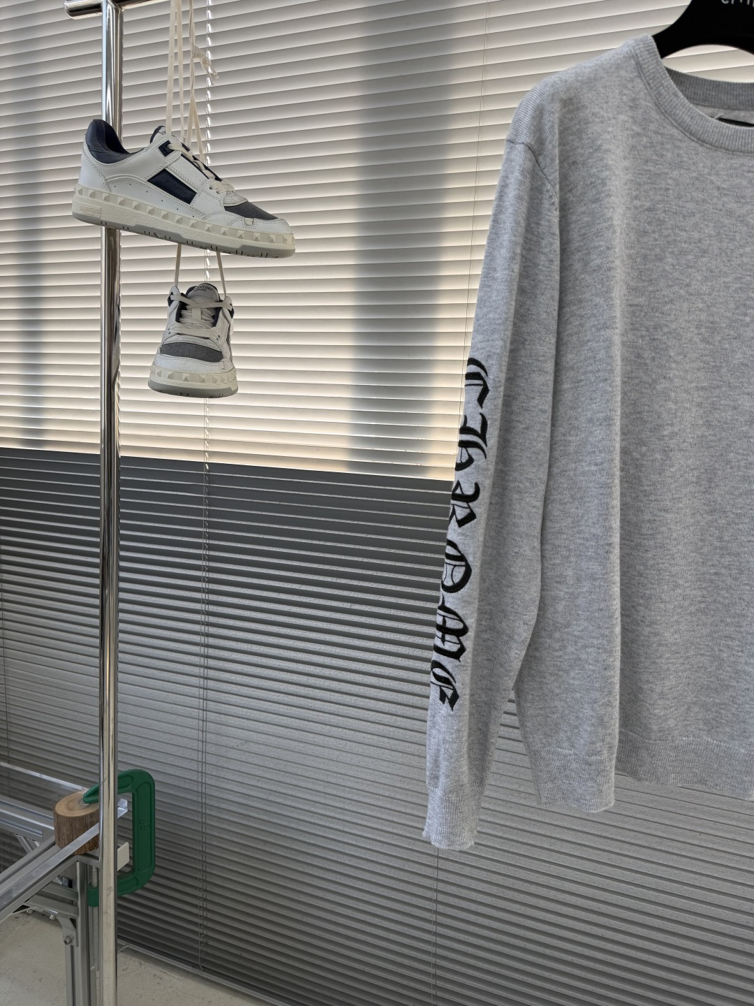 -CH 克罗心 26SS卷轴绣花毛衣精选高品质的羊毛与羊绒原料，按照一定的比例进行混纺。羊毛提供保暖性和