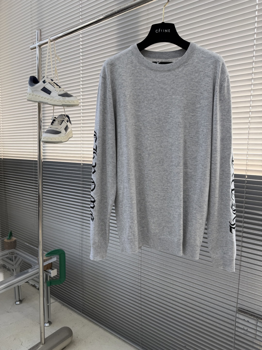 -CH 克罗心 26SS卷轴绣花毛衣精选高品质的羊毛与羊绒原料，按照一定的比例进行混纺。羊毛提供保暖性和