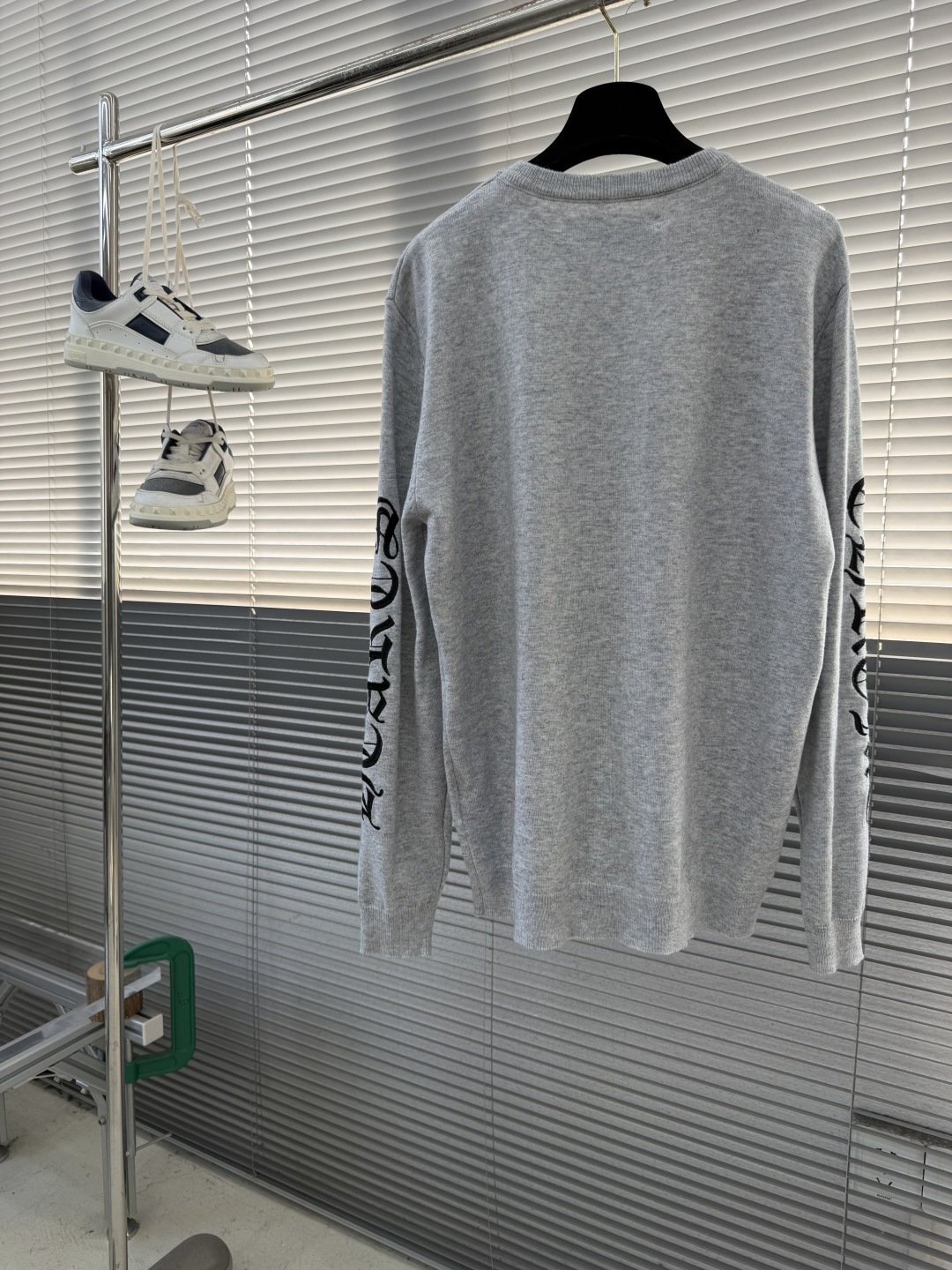 -CH 克罗心 26SS卷轴绣花毛衣精选高品质的羊毛与羊绒原料，按照一定的比例进行混纺。羊毛提供保暖性和