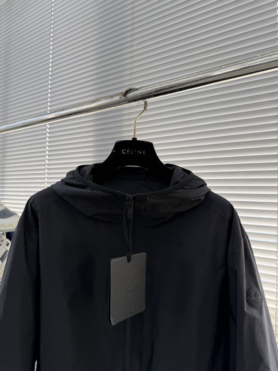 -mon 印花连帽夹克采用高密度的锦纶制成的轻盈尼龙面料，使其极致的轻量化，同时又极具耐磨性和抗撕裂性。