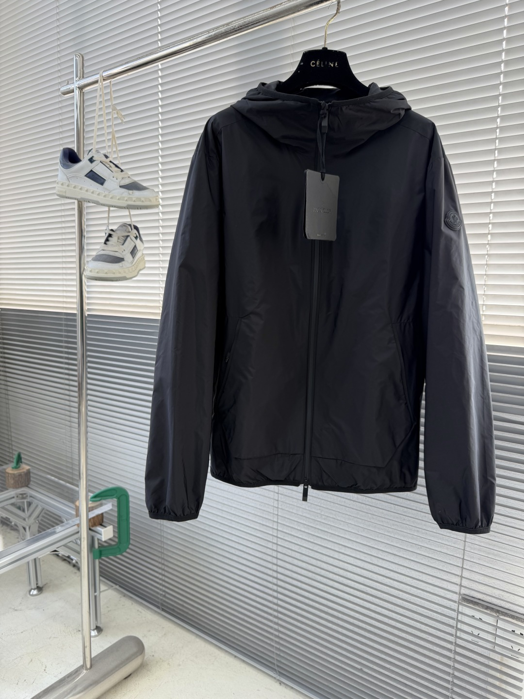 -mon 印花连帽夹克采用高密度的锦纶制成的轻盈尼龙面料，使其极致的轻量化，同时又极具耐磨性和抗撕裂性。