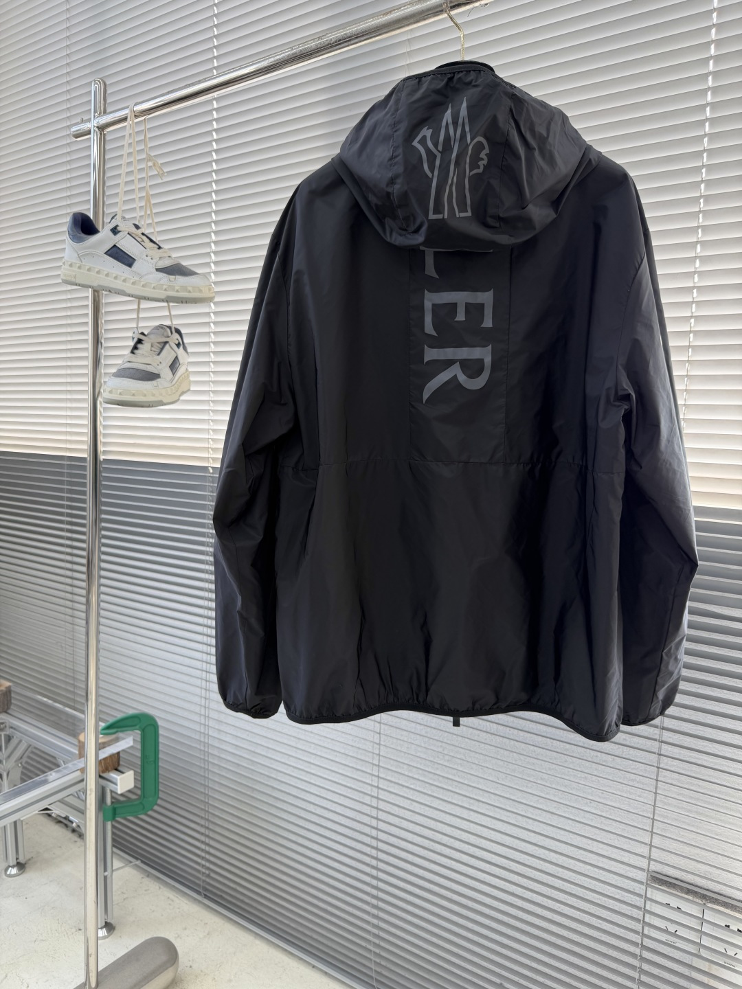 -mon 印花连帽夹克采用高密度的锦纶制成的轻盈尼龙面料，使其极致的轻量化，同时又极具耐磨性和抗撕裂性。