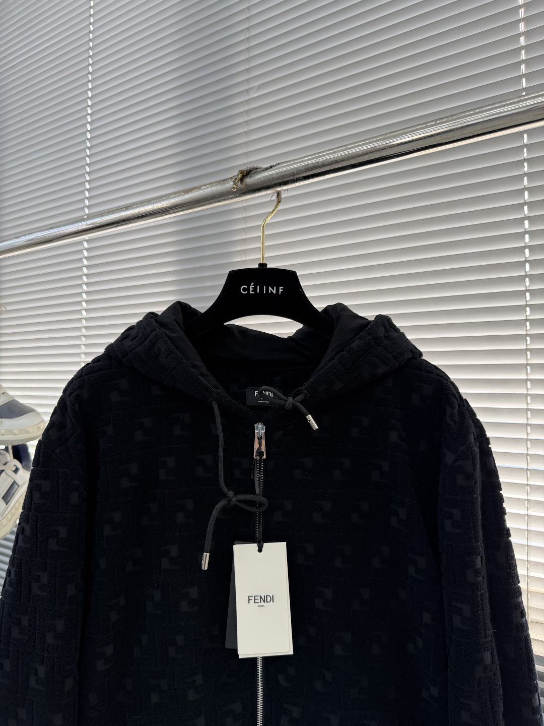 -FEND 满印运动衫100%棉材质。这款运动衫采用100%棉的FF毛巾布材质，柔软舒适，透气性好，非常