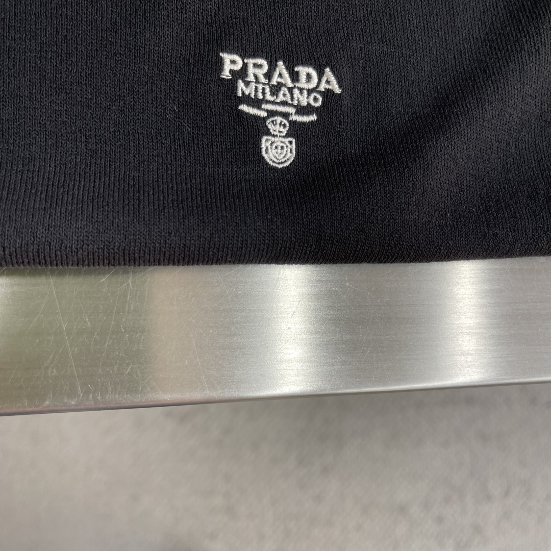 -PRAD 刺绣圆领毛衣定织80支超细美利奴羊毛 柔滑细腻 舒适贴肤 深邃的墨蓝凸显内敛的美学表达 标志