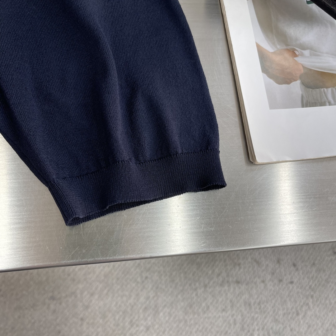 -PRAD 刺绣圆领毛衣定织80支超细美利奴羊毛 柔滑细腻 舒适贴肤 深邃的墨蓝凸显内敛的美学表达 标志