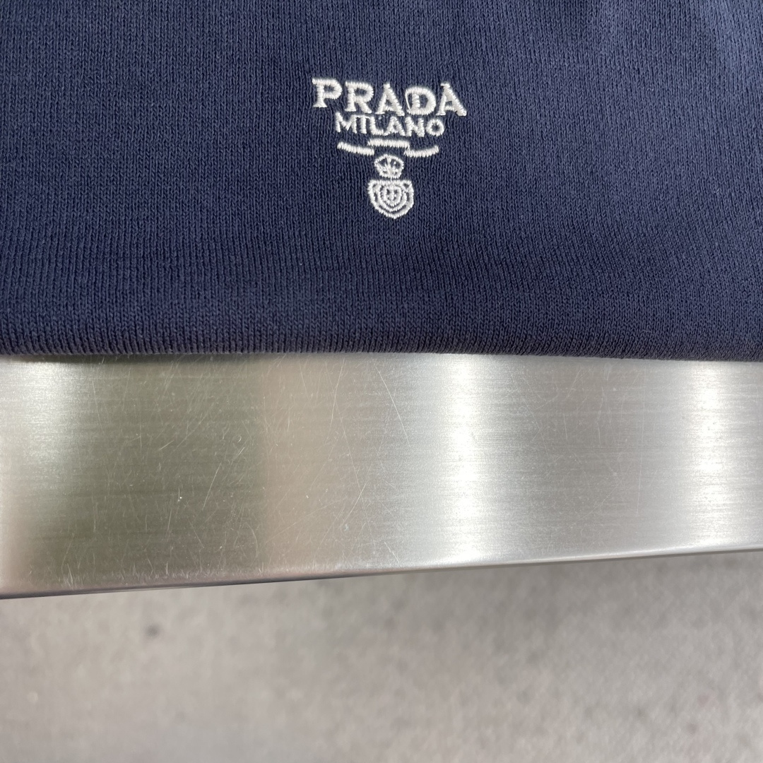 -PRAD 刺绣圆领毛衣定织80支超细美利奴羊毛 柔滑细腻 舒适贴肤 深邃的墨蓝凸显内敛的美学表达 标志