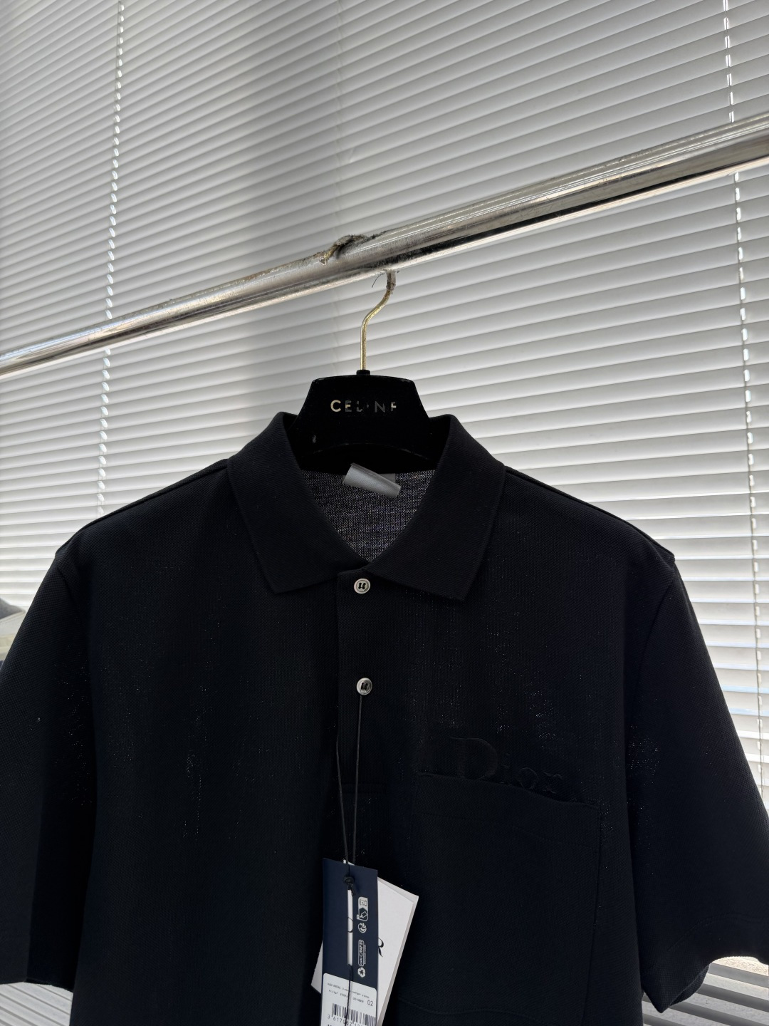 -Dio 新款Polo衫，采用高品质棉质面料，柔软透气，夏天穿超舒服!经典翻领+胸前口袋，袋绣有