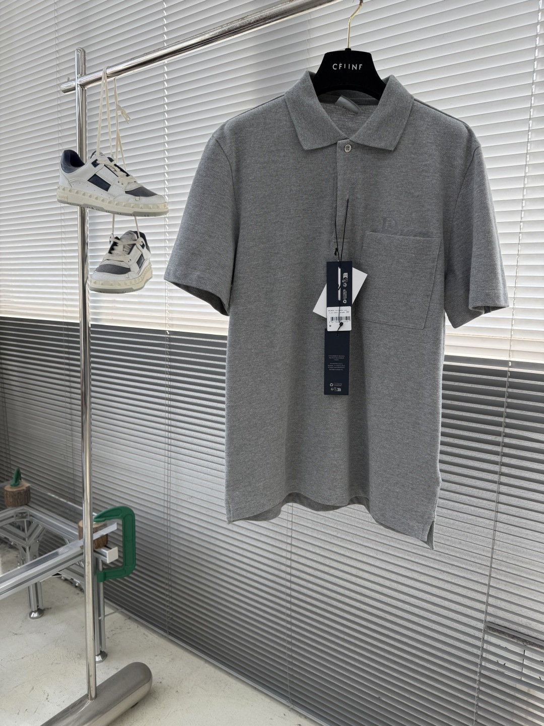 -Dio 新款Polo衫，采用高品质棉质面料，柔软透气，夏天穿超舒服!经典翻领+胸前口袋，袋绣有