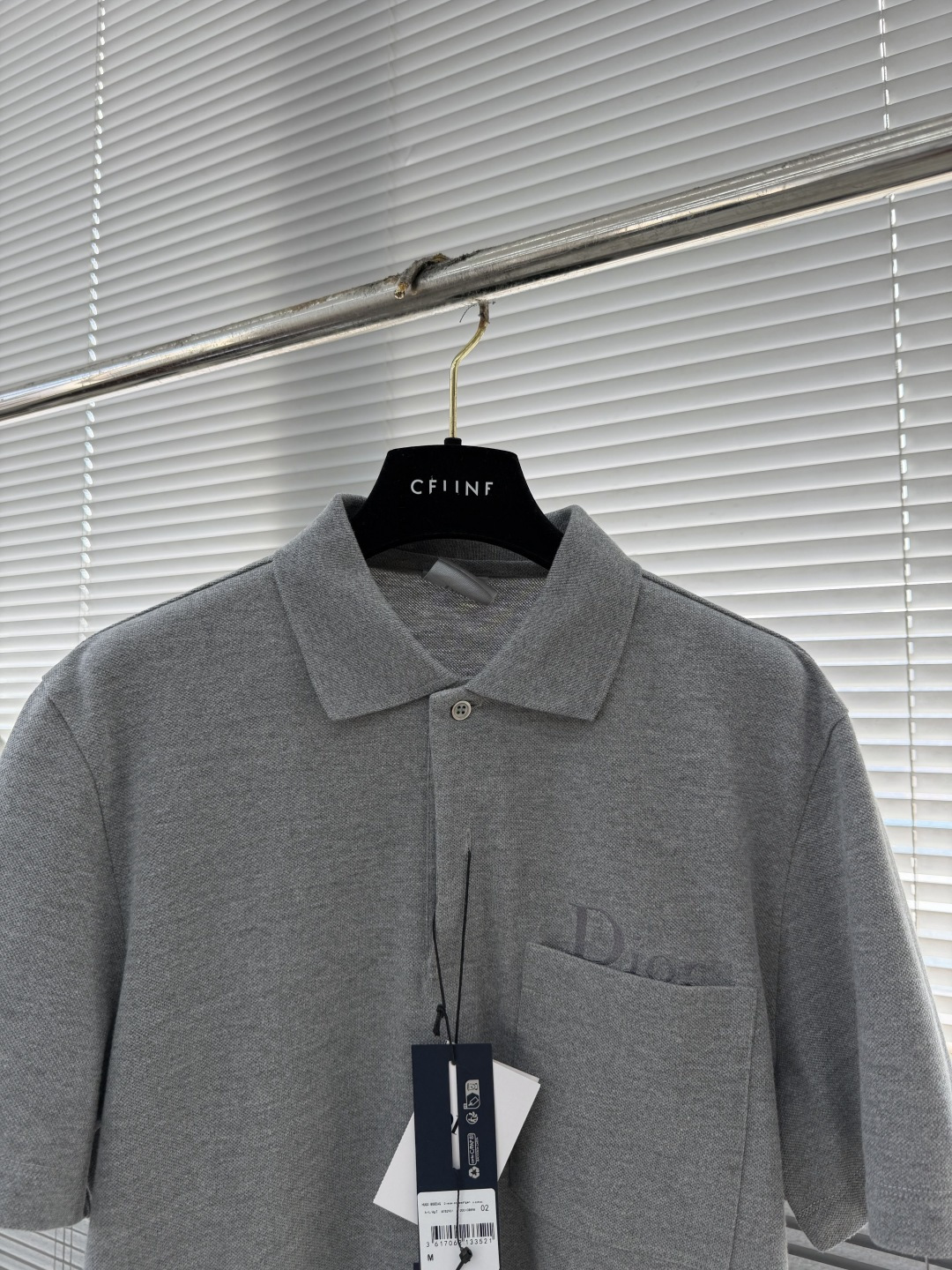 -Dio 新款Polo衫，采用高品质棉质面料，柔软透气，夏天穿超舒服!经典翻领+胸前口袋，袋绣有