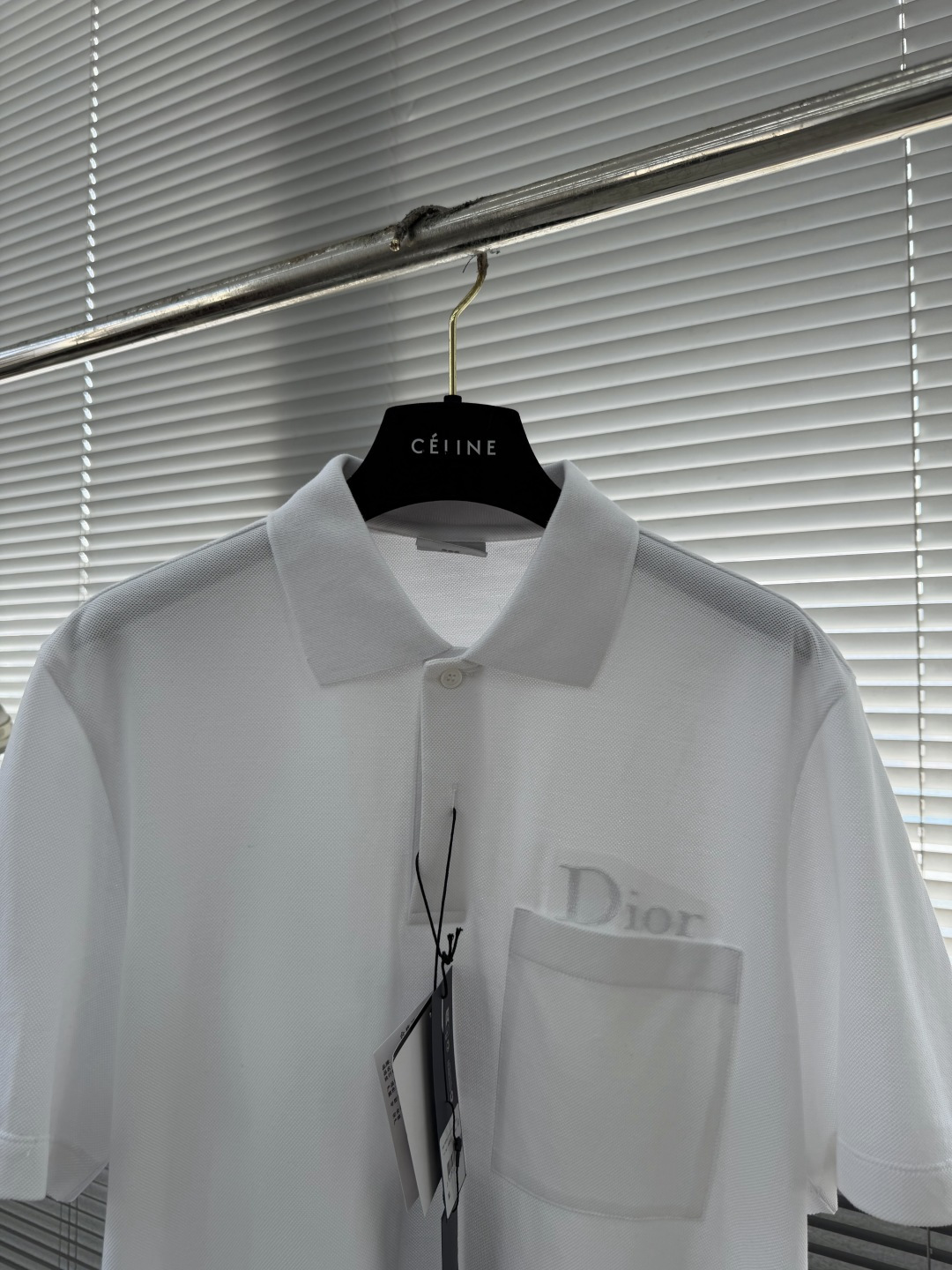 -Dio 新款Polo衫，采用高品质棉质面料，柔软透气，夏天穿超舒服!经典翻领+胸前口袋，袋绣有