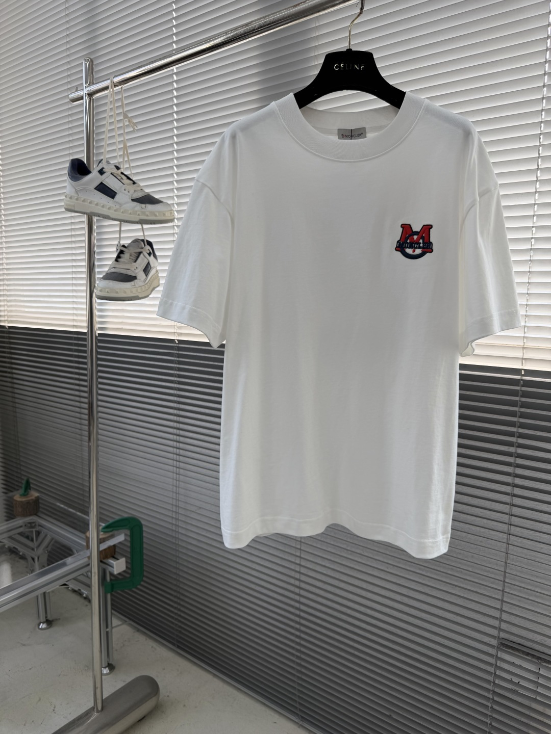 NO:952894,(M/1 3XL/1) -mon embroidered logo short-sleeved T-shirt made of 320g pure cotton, soft, skin-friendly and breathable, super comfortable to wear in summer! 'M' embroidered logo on the chest, red and blue logo embroidered on the back patch, super recognizable. Loose fit, easy to control for daily outings and sports~ Same size for men and women, S-XL, T-shirt, tees, t-shirt,19860909（M/1 3XL/1） -mon 刺绣标识短袖T恤 320g纯棉材质,柔软亲肤又透气,夏天穿超舒服!胸前'M'刺绣标识,后幅贴布绣红配蓝标识logo,超有辨识度.宽松版型, 日常出街,运动都能轻松驾驭~ 男女同款 码数S-XL,,T-shirt,tees，t-shirt,,Men's clothing