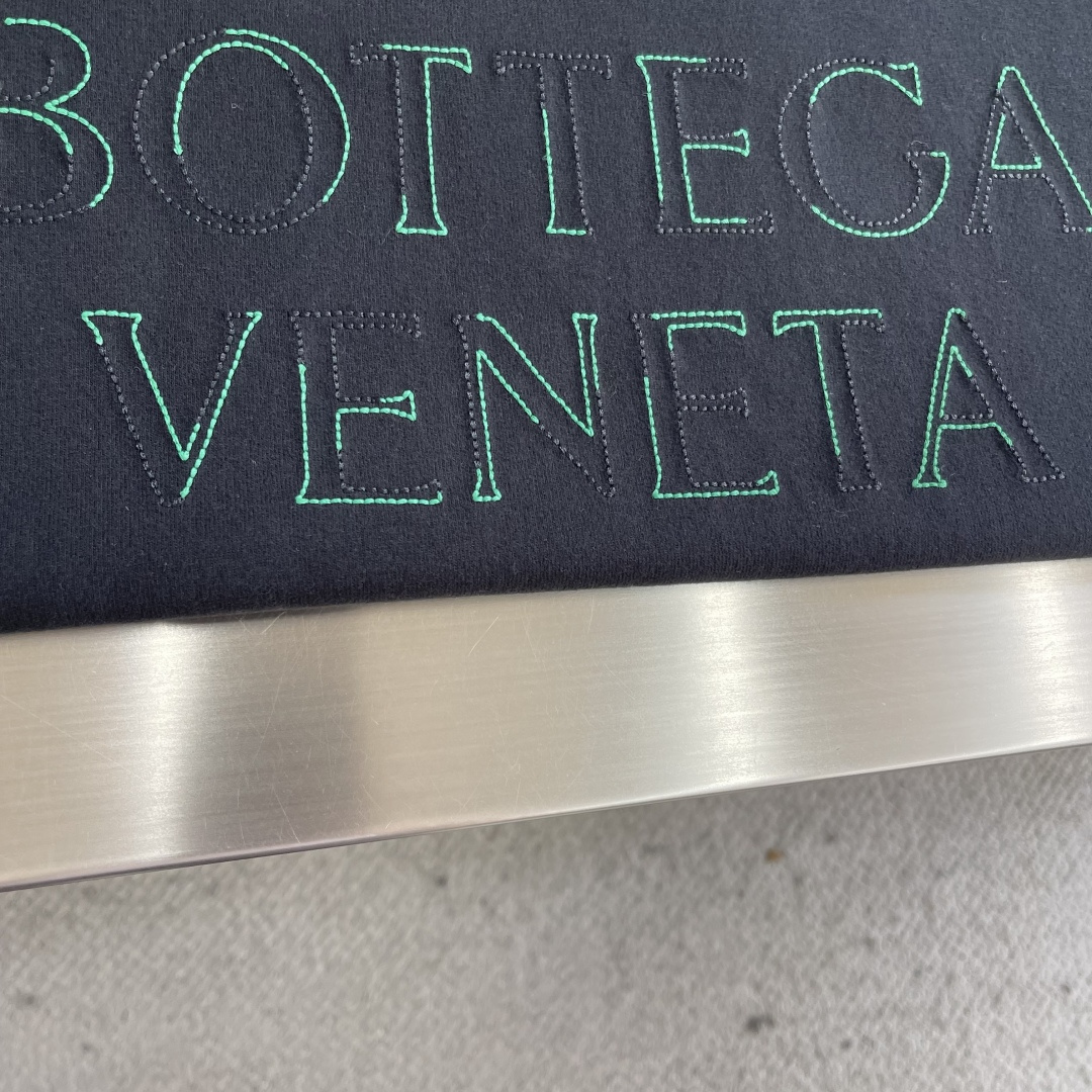 -BV 2026春夏系列短袖T恤码数：M-5XL 微阔版型绒感双纱面料。面料表面食毛做磨毛工艺肌理平整，
