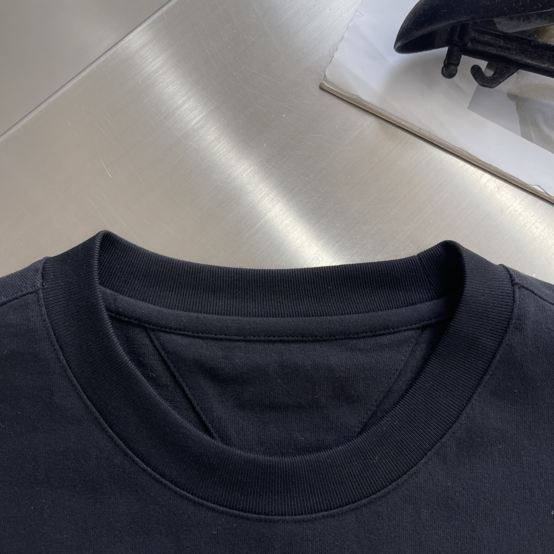 -BV 2026春夏系列短袖T恤码数：M-5XL 微阔版型绒感双纱面料。面料表面食毛做磨毛工艺肌理平整，