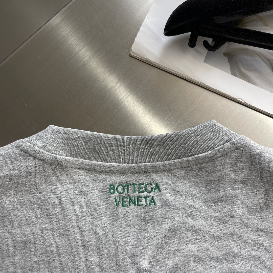 -BV 2026春夏系列短袖T恤码数：M-5XL 微阔版型绒感双纱面料。面料表面食毛做磨毛工艺肌理平整，