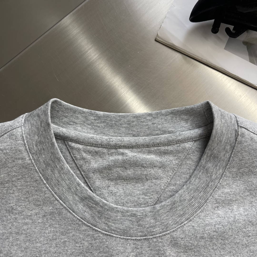 -BV 2026春夏系列短袖T恤码数：M-5XL 微阔版型绒感双纱面料。面料表面食毛做磨毛工艺肌理平整，