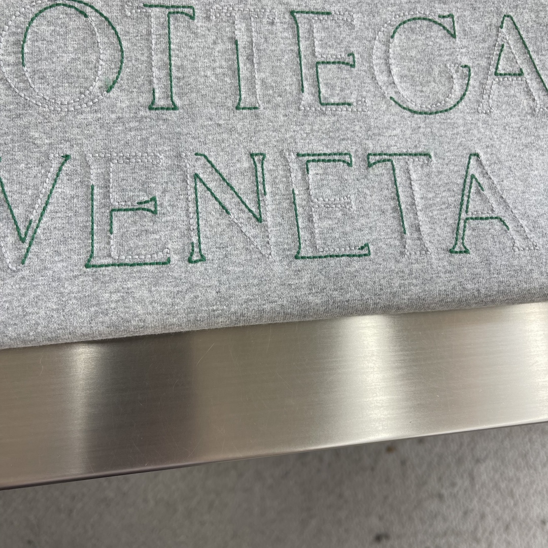 -BV 2026春夏系列短袖T恤码数：M-5XL 微阔版型绒感双纱面料。面料表面食毛做磨毛工艺肌理平整，