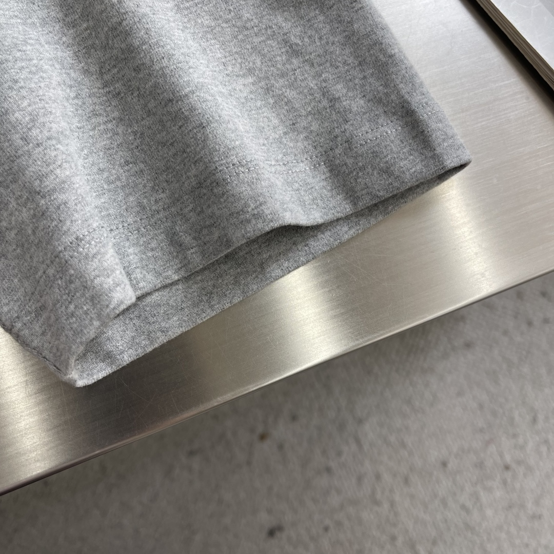 -BV 2026春夏系列短袖T恤码数：M-5XL 微阔版型绒感双纱面料。面料表面食毛做磨毛工艺肌理平整，