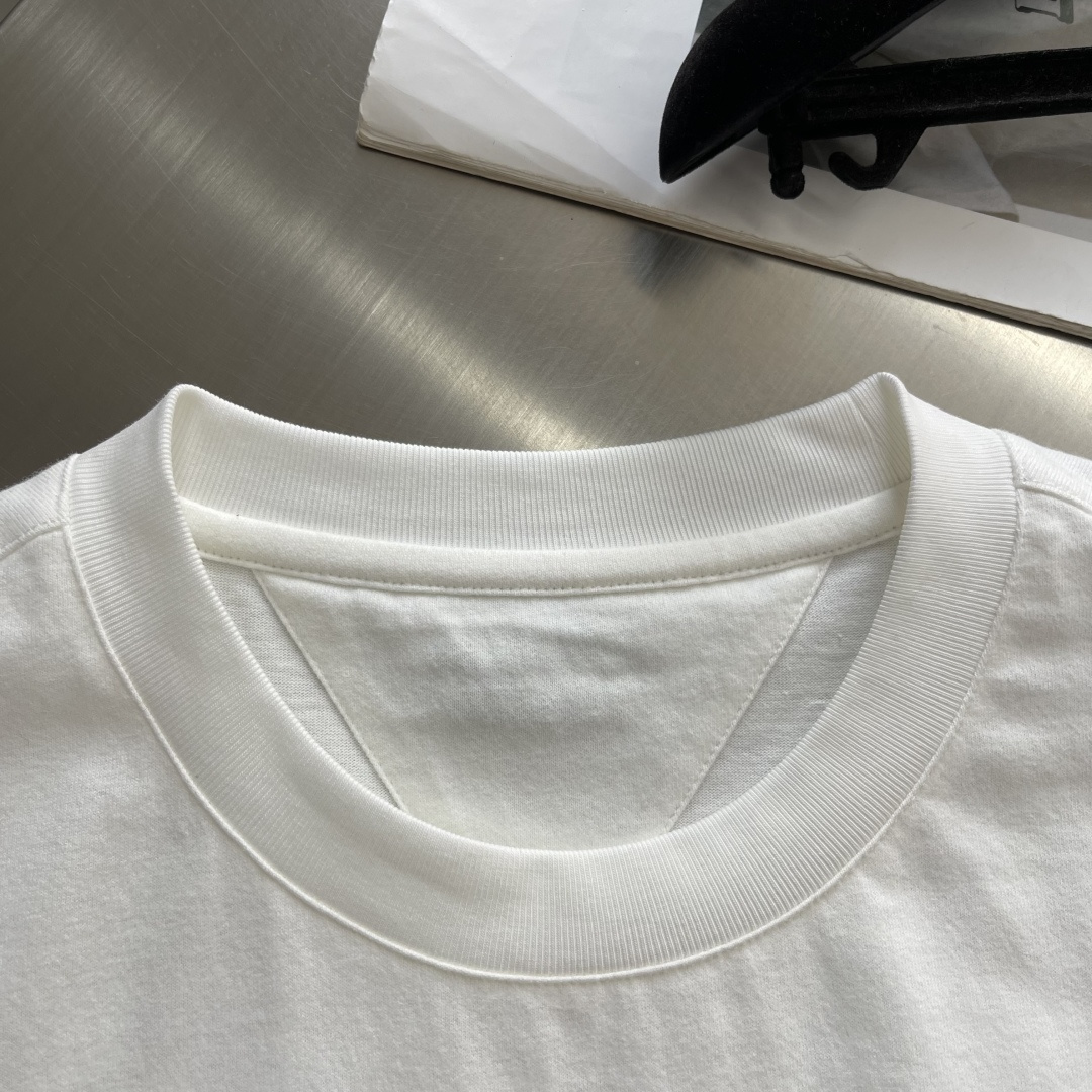 -BV 2026春夏系列短袖T恤码数：M-5XL 微阔版型绒感双纱面料。面料表面食毛做磨毛工艺肌理平整，