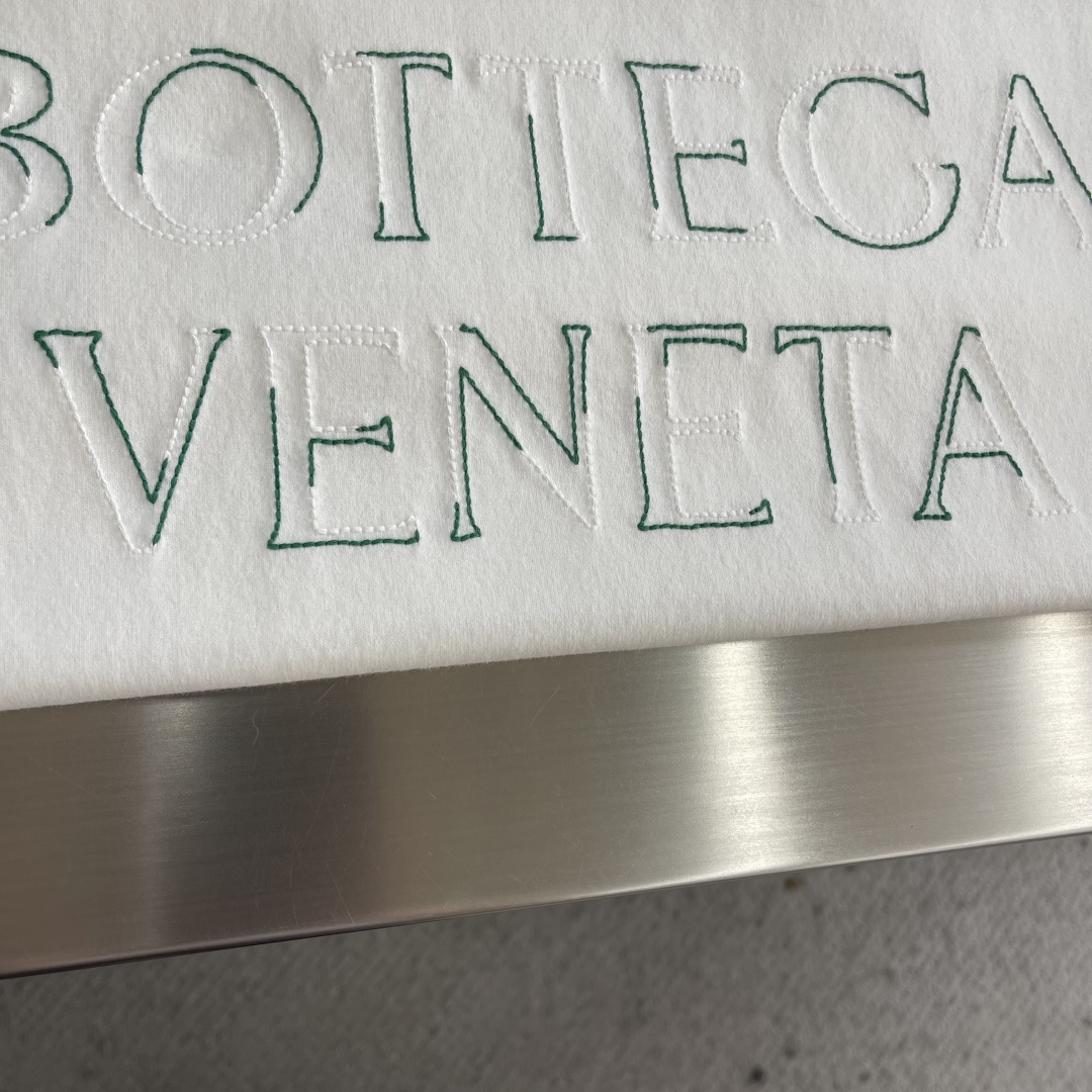 -BV 2026春夏系列短袖T恤码数：M-5XL 微阔版型绒感双纱面料。面料表面食毛做磨毛工艺肌理平整，