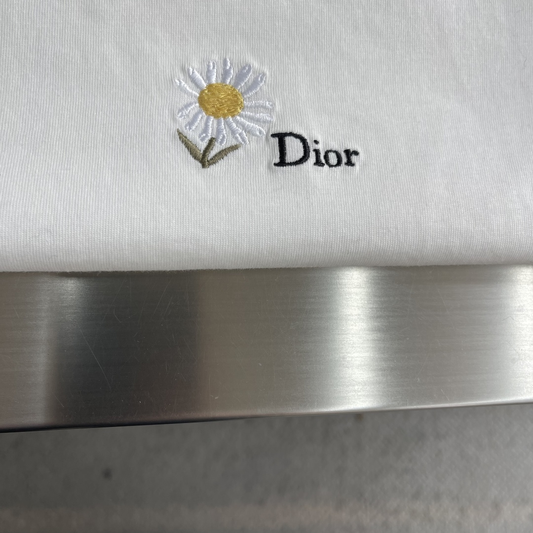 -Dio 新款白色棉质平纹针织面料雏菊刺绣T恤这款T恤是二零二六夏季男装系列新品，致敬Dio 先生对花朵