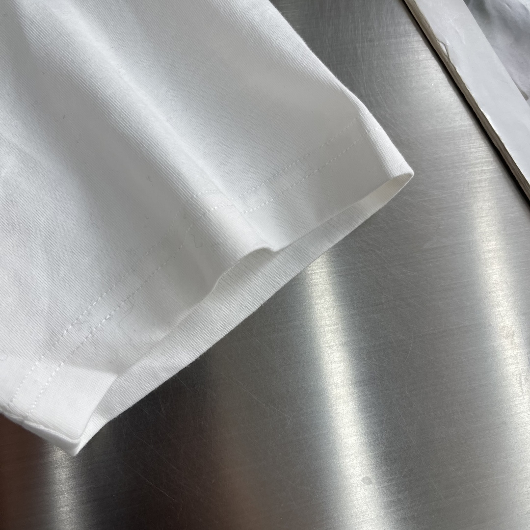 -Dio 新款白色棉质平纹针织面料雏菊刺绣T恤这款T恤是二零二六夏季男装系列新品，致敬Dio 先生对花朵