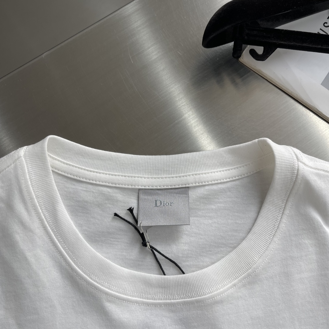 -Dio 新款白色棉质平纹针织面料雏菊刺绣T恤这款T恤是二零二六夏季男装系列新品，致敬Dio 先生对花朵