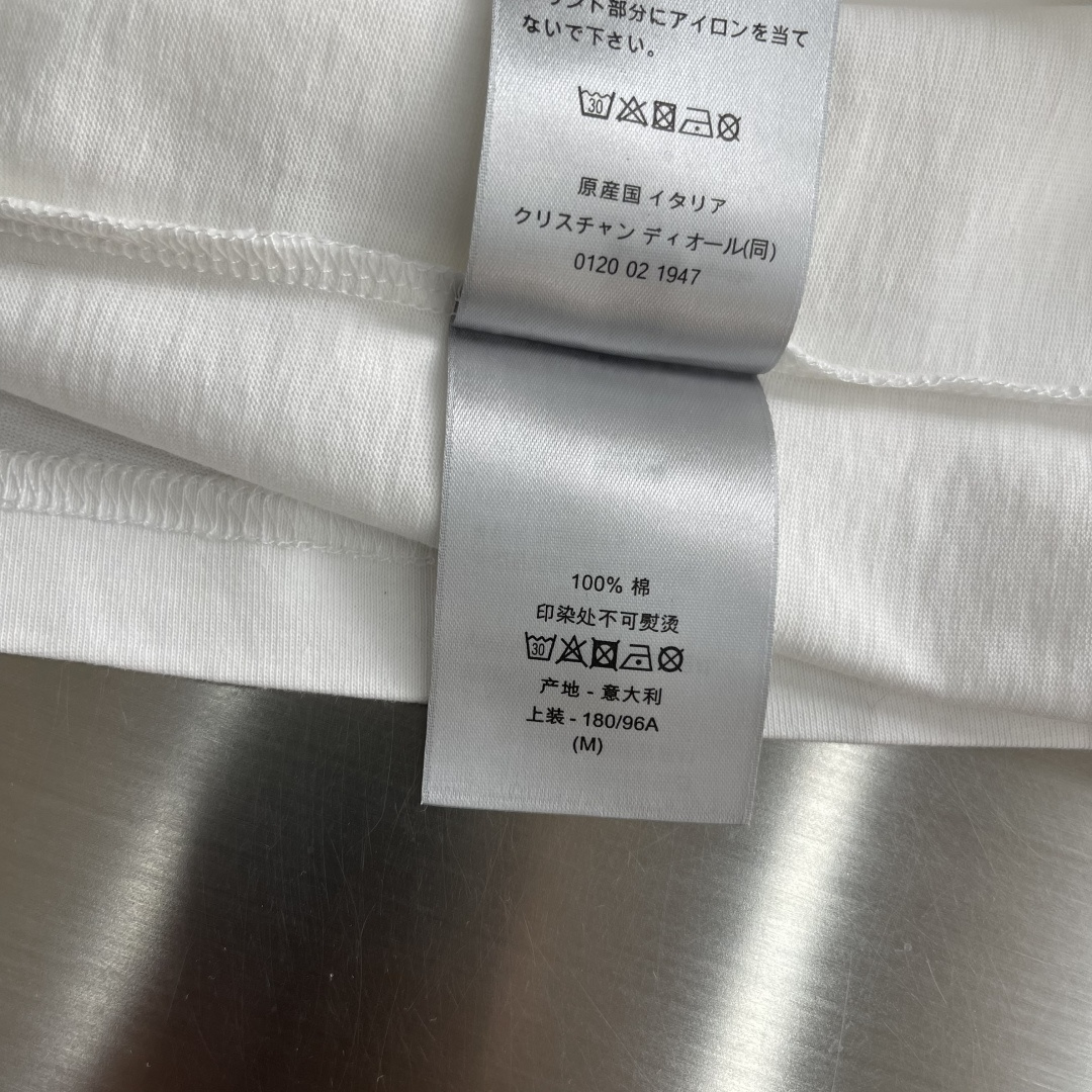 -Dio 新款白色棉质平纹针织面料雏菊刺绣T恤这款T恤是二零二六夏季男装系列新品，致敬Dio 先生对花朵