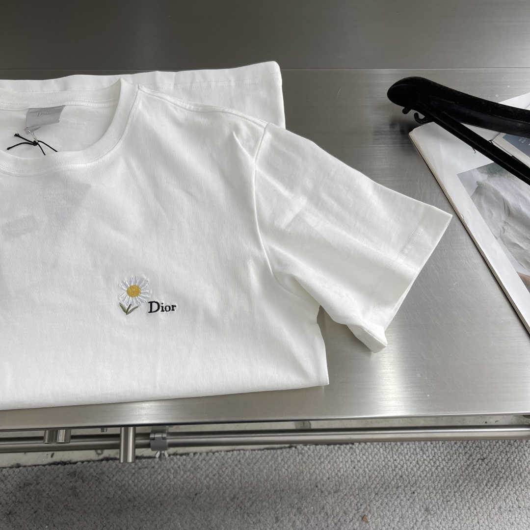 -Dio 新款白色棉质平纹针织面料雏菊刺绣T恤这款T恤是二零二六夏季男装系列新品，致敬Dio 先生对花朵